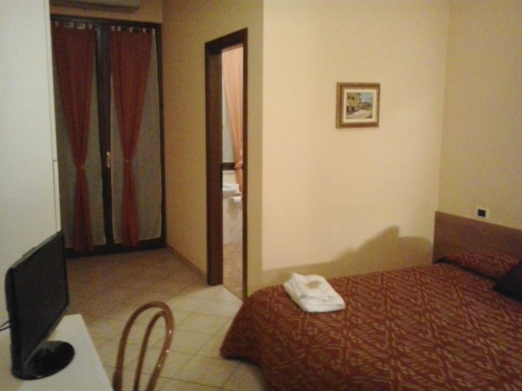 Hotel Trattoria Milani Lonato del Garda Habitación foto
